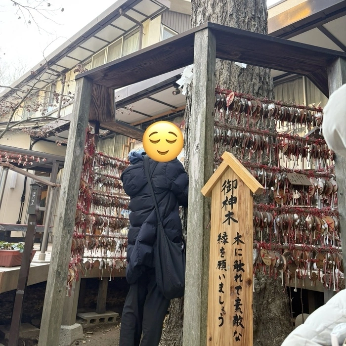香取神社のご神木のにてお祈りしている様子