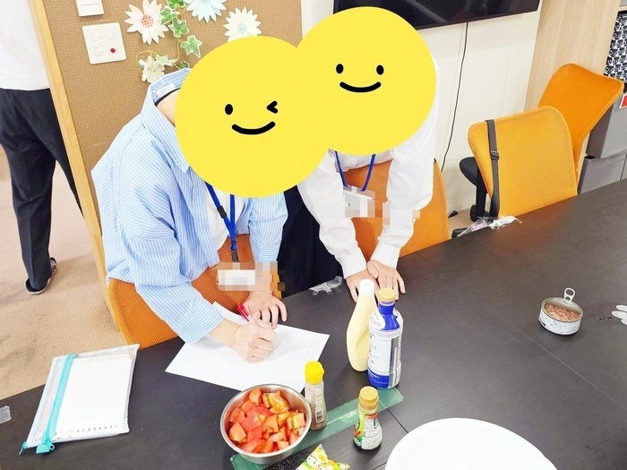 ブルスケッタ作りで味付けやレシピを考えている様子