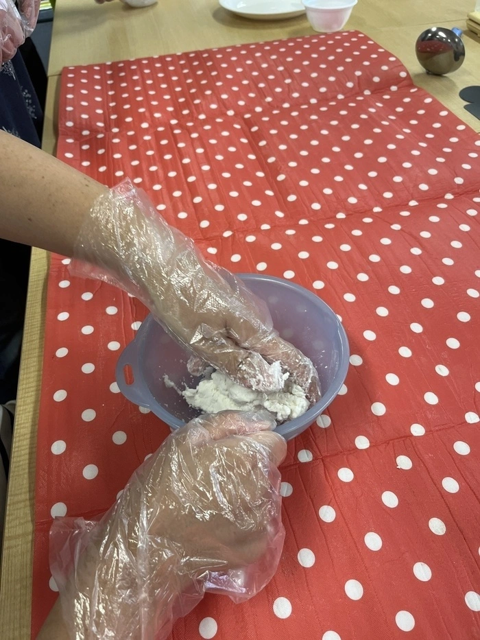 お団子作りで材料をこねている様子