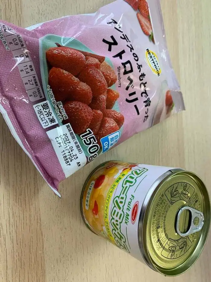 白玉ポンチ作りに使ういちごとフルーツミックスの写真