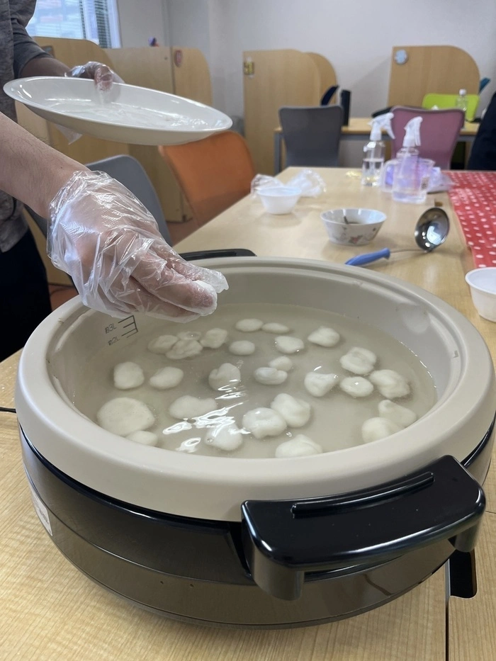 お団子作りで材料を茹でている様子
