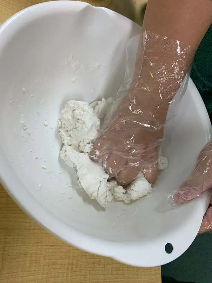白玉ポンチ作りで材料をこねている様子