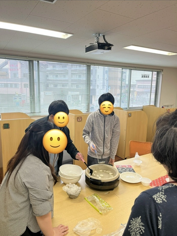 みんなでお団子を茹でている様子