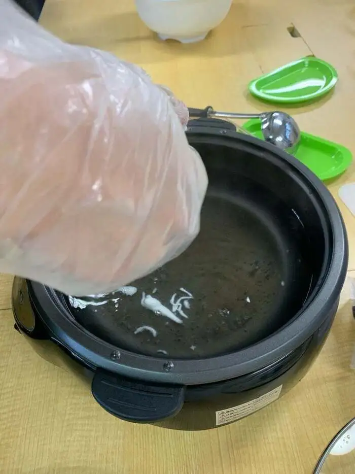 白玉ポンチ作りで材料を茹でている様子