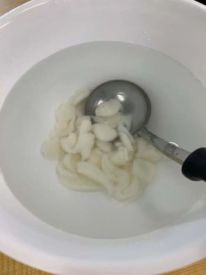 出来上がった白玉を冷やしている様子
