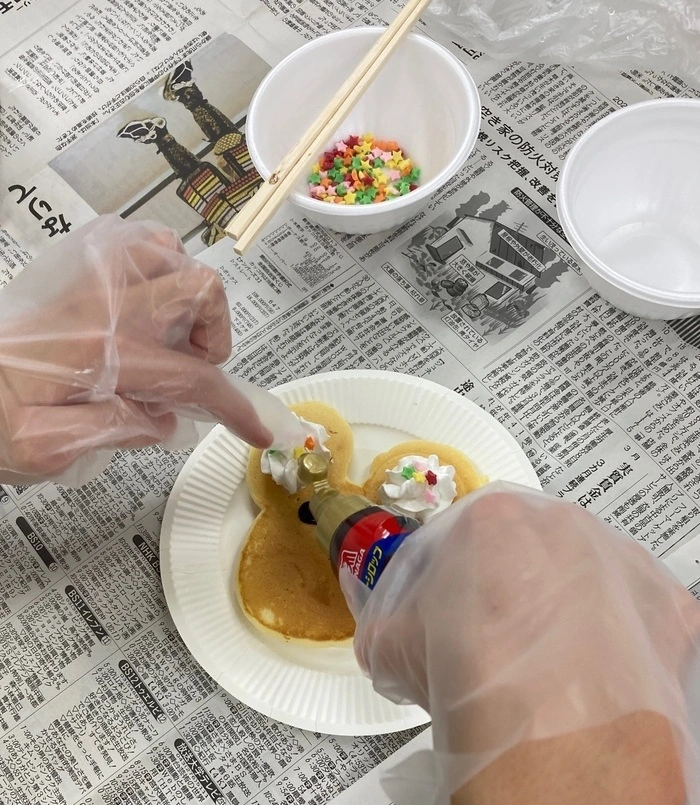 ホットケーキにデコレーションしている様子