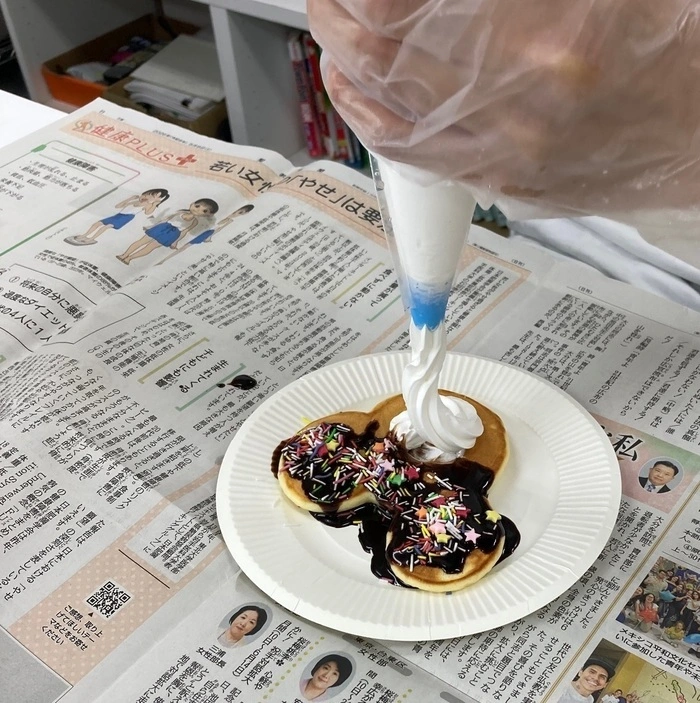 ホットケーキにデコレーションしている様子