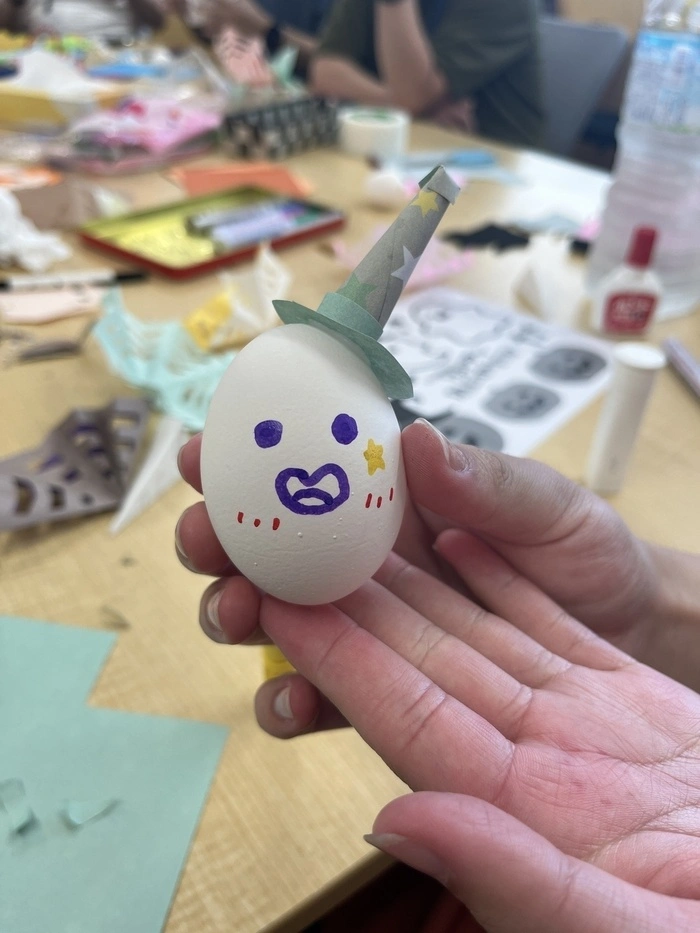 創作ワークで作ったハロウィン仕様の卵の飾りの写真