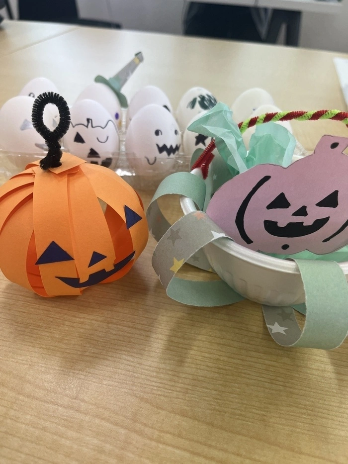 創作ワークで作ったハロウィン仕様のかぼちゃの飾りと卵の飾りの写真