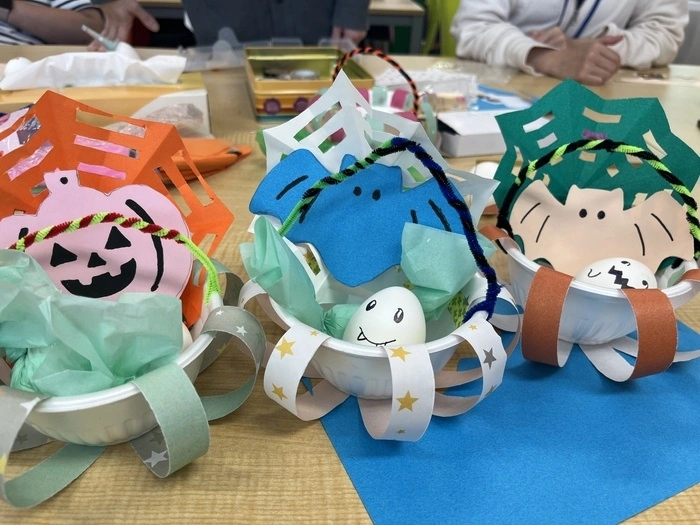 創作ワークで作ったハロウィンの飾りの写真