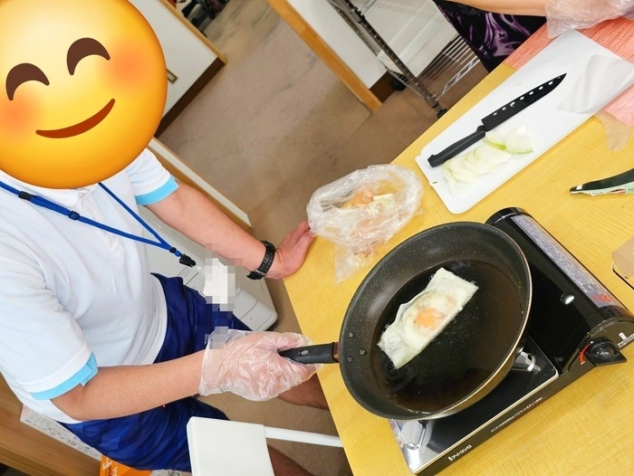 アフリカの伝統的な家庭料理のブルックの材料を揚げている様子